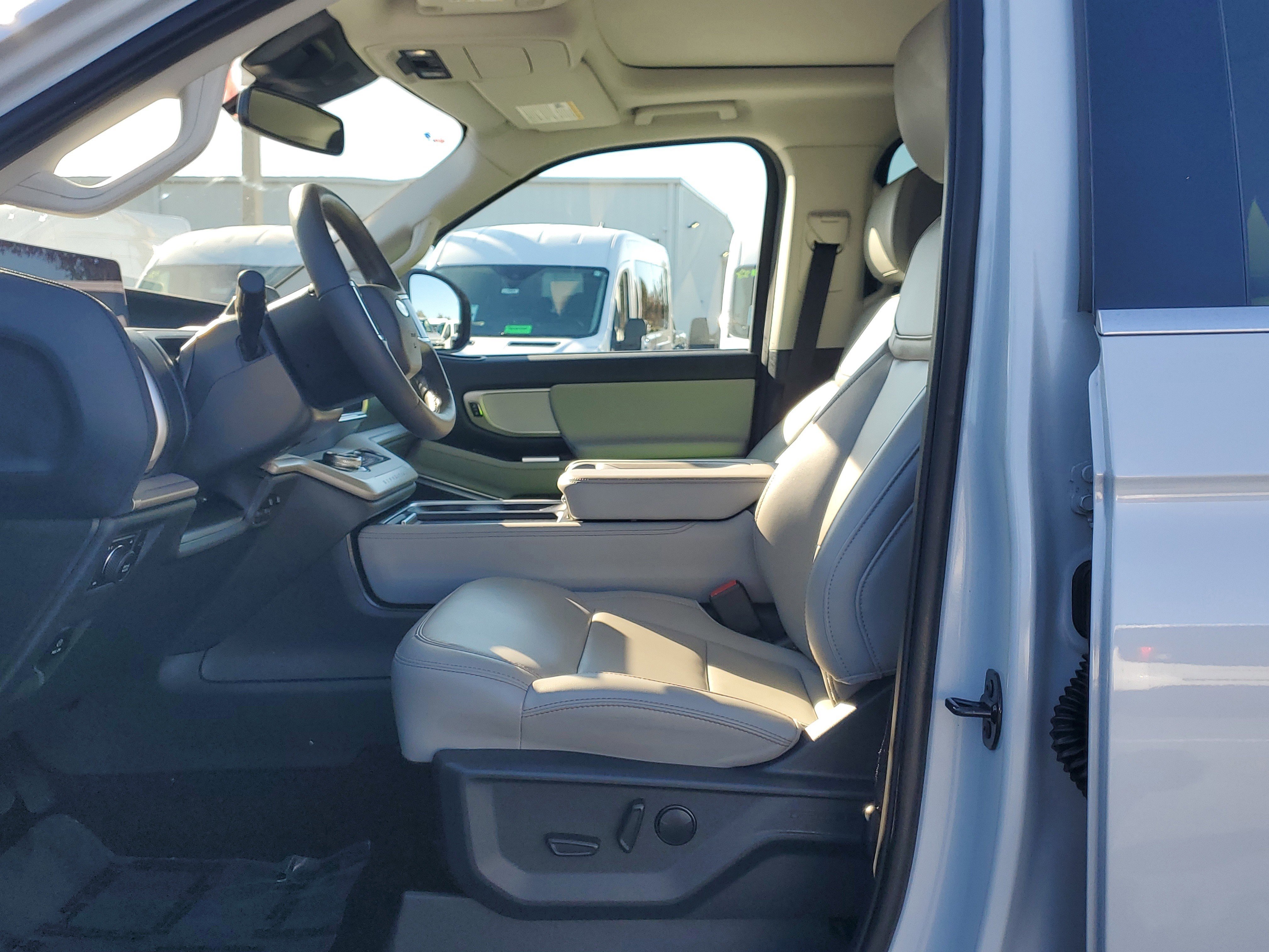 Certified 2025 Ford Expedition Active image 23