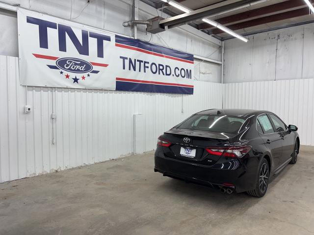 Used 2022 Toyota Camry SE image 2