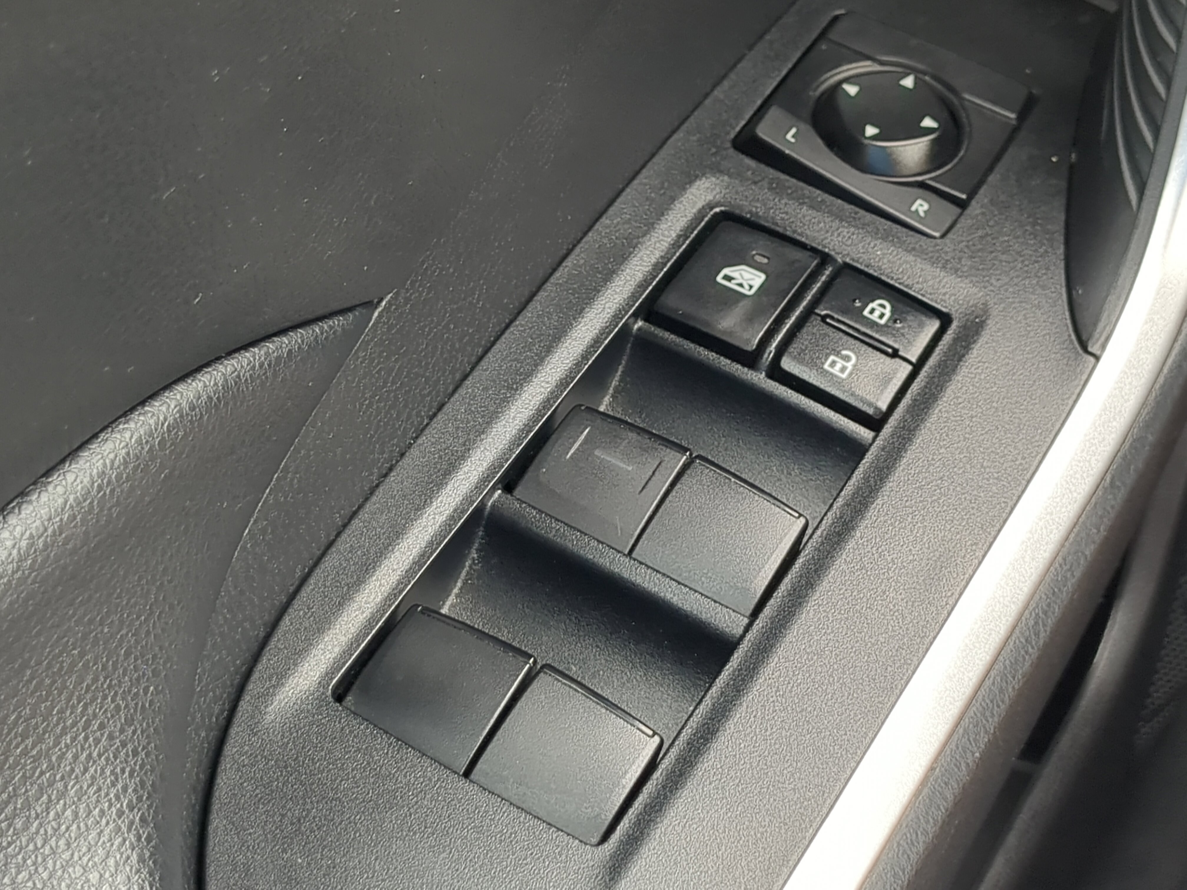 Used 2021 Toyota RAV4 XLE w/ Convenience Package FWD image 21
