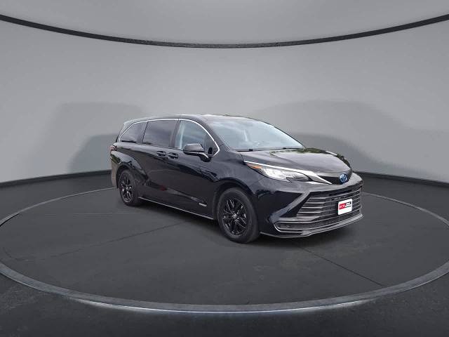 Used 2021 Toyota Sienna LE FWD image 2