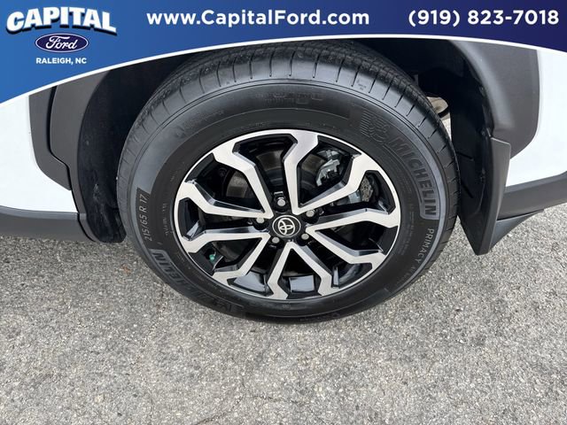 Used 2025 Toyota Corolla Cross AWD Hybrid w/ Moonroof Package image 13