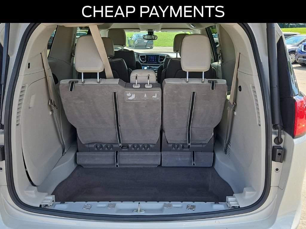Used 2017 Chrysler Pacifica Touring-L w/ Tire & Wheel Group FWD image 8