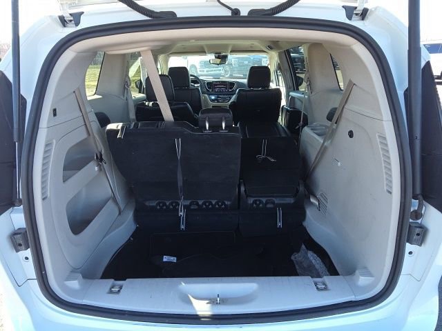 Used 2023 Chrysler Pacifica Touring-L image 12