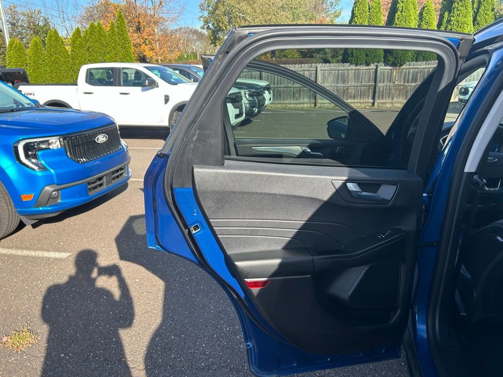 Certified 2022 Ford Escape Titanium w/ Class II Trailer Tow Package image 18