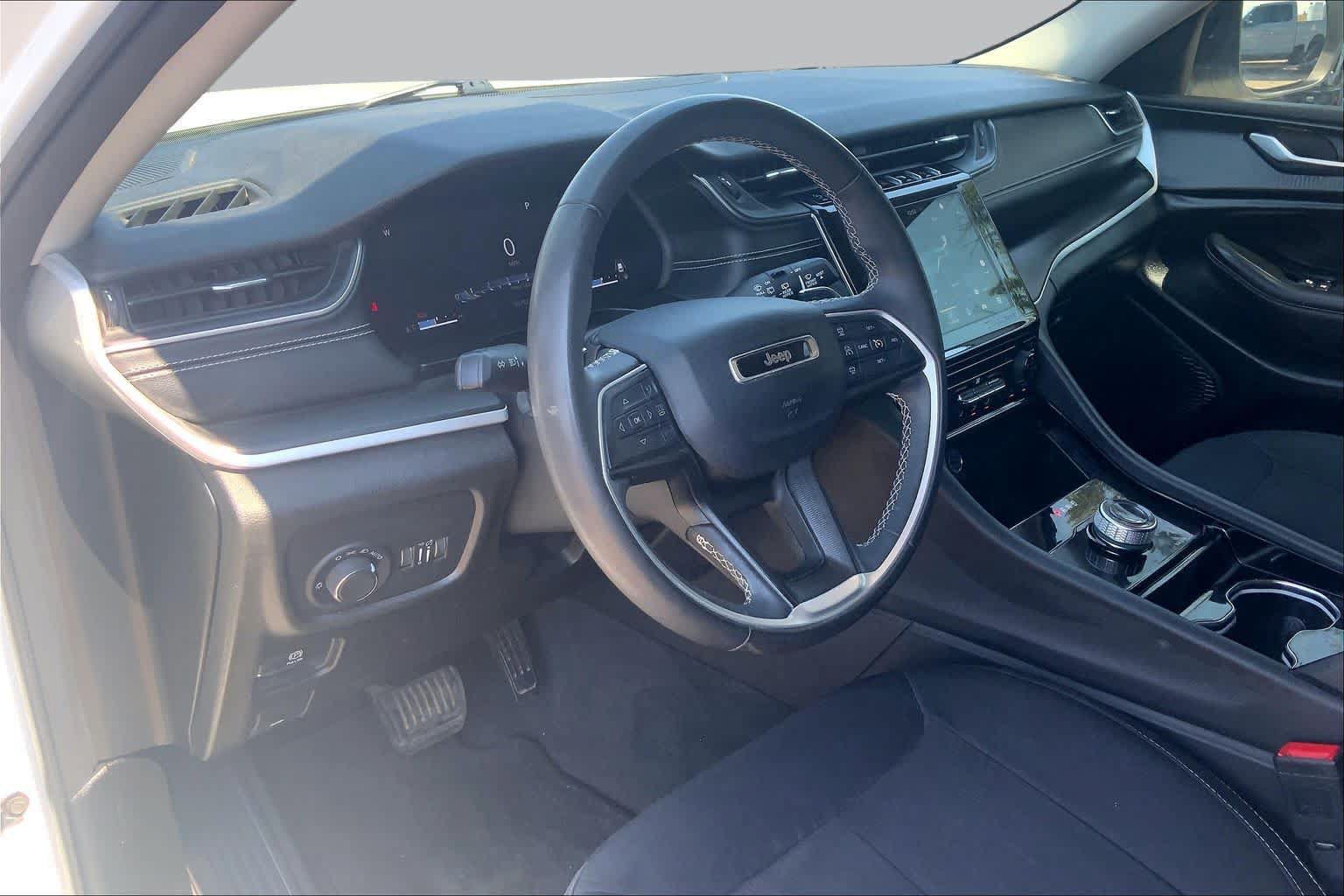 Used 2023 Jeep Grand Cherokee L Laredo RWD image 18