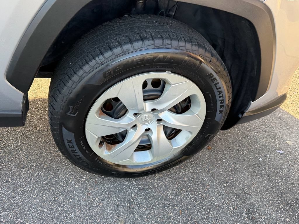 Used 2021 Toyota RAV4 LE FWD image 21