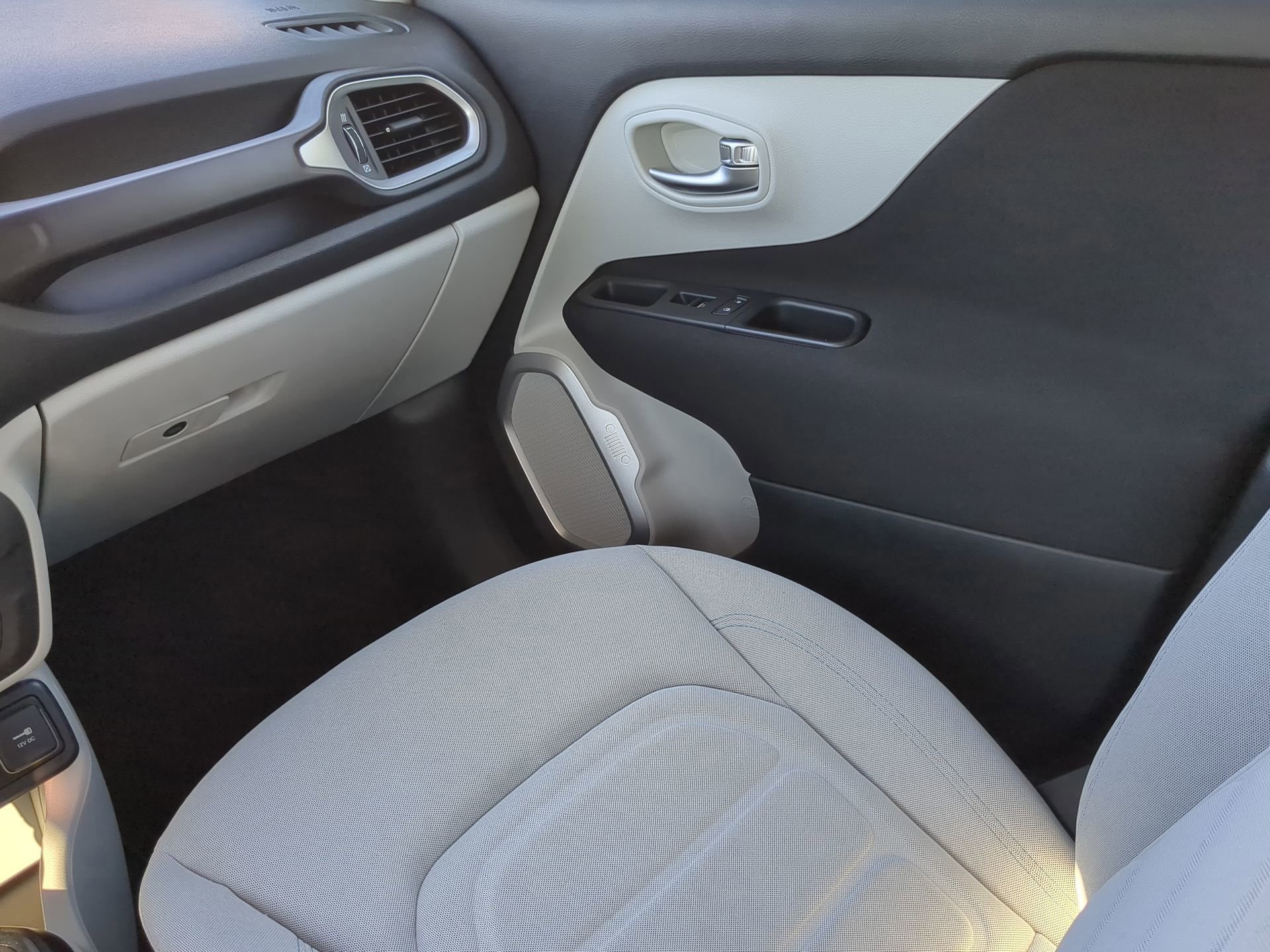 Used 2018 Jeep Renegade Latitude image 44