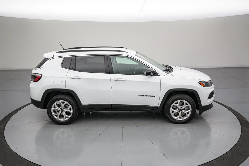 Used 2025 Jeep Compass Latitude AWD/4WD image 3