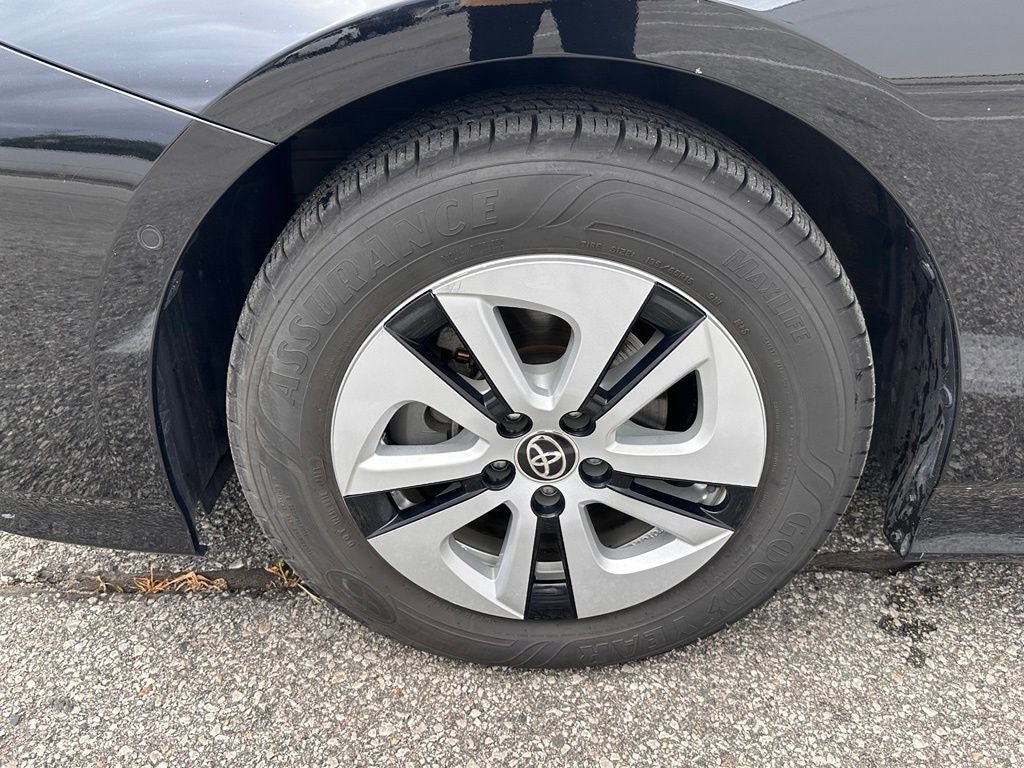 Used 2018 Toyota Prius Three FWD image 40