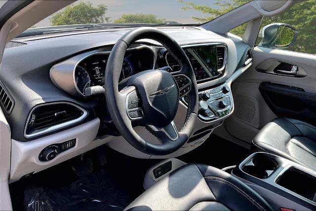 Used 2023 Chrysler Pacifica Touring-L FWD image 13