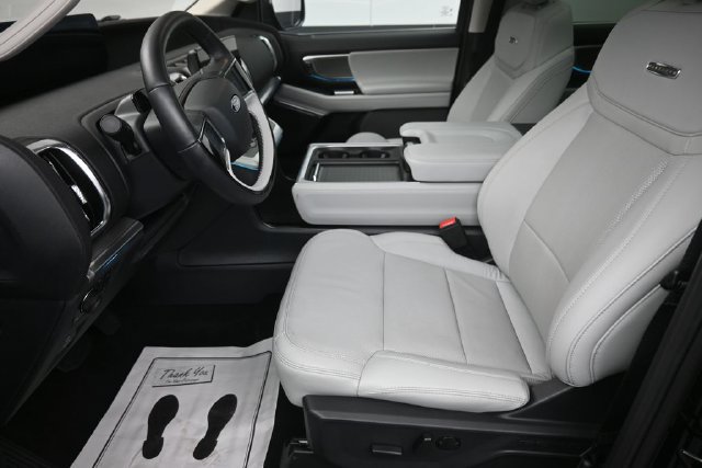 Certified 2025 Ford Expedition Max Platinum w/ Driver's Package AWD/4WD image 10
