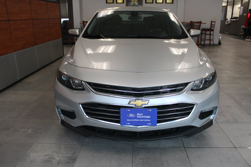 Used 2018 Chevrolet Malibu LT FWD image 2