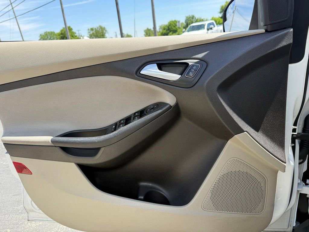 Certified 2017 Ford Focus SE FWD image 21