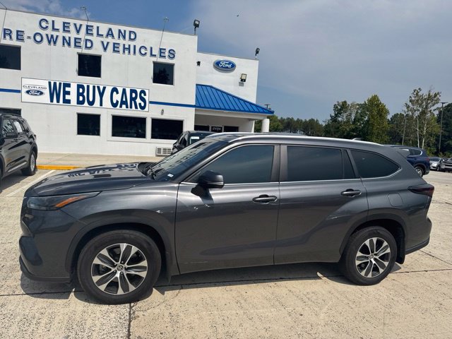 Used 2023 Toyota Highlander XLE AWD/4WD image 3