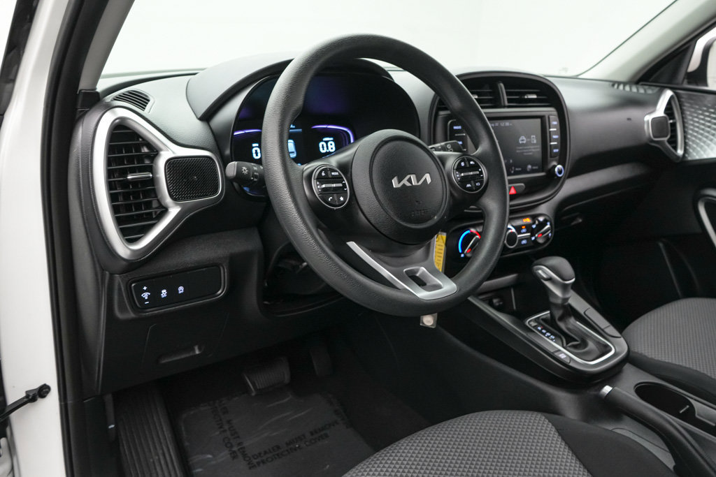 Used 2025 Kia Soul LX w/ LX Technology Package FWD image 12