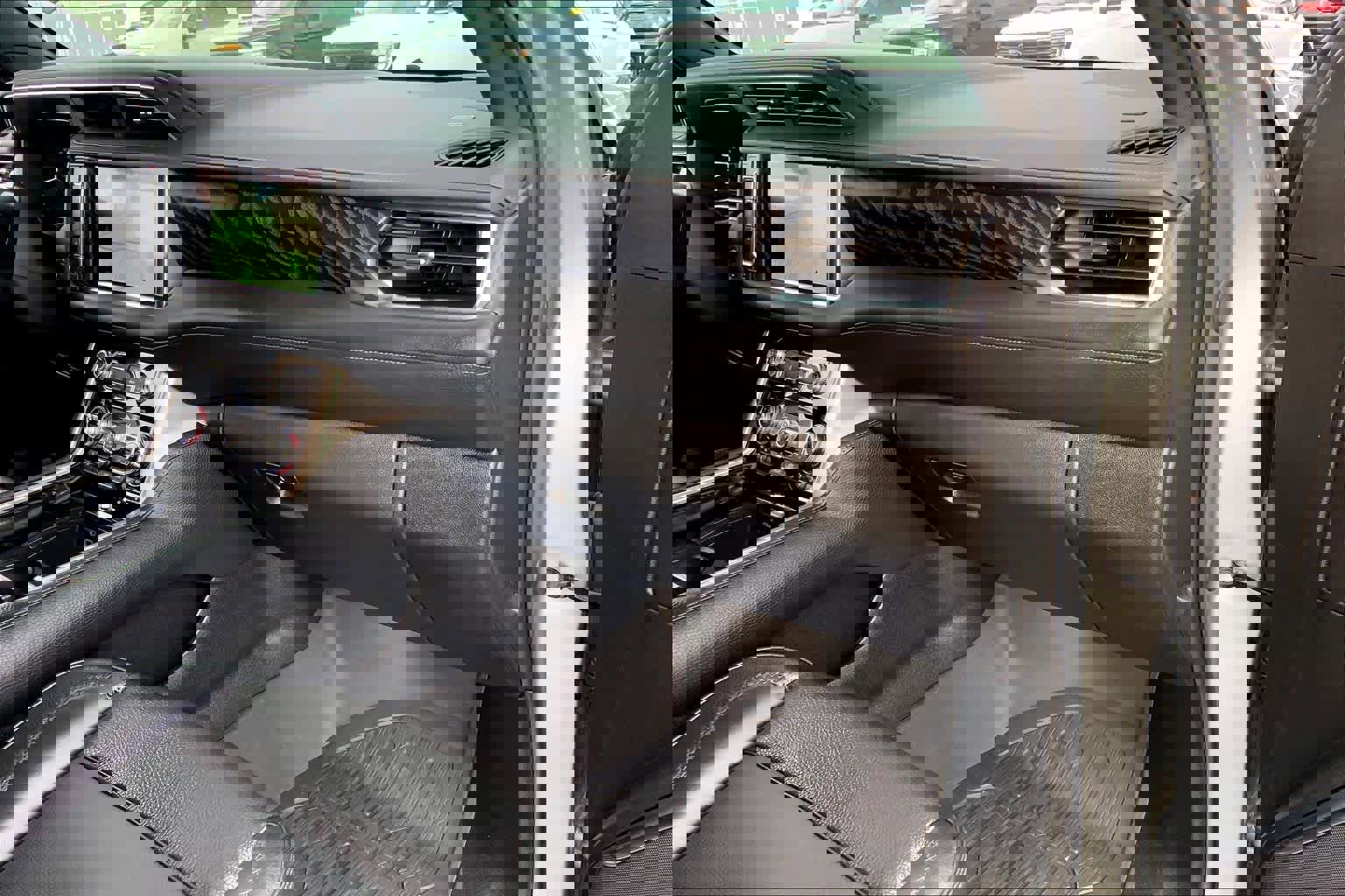 Used 2024 GMC Yukon Denali w/ Advanced Technology Package image 18