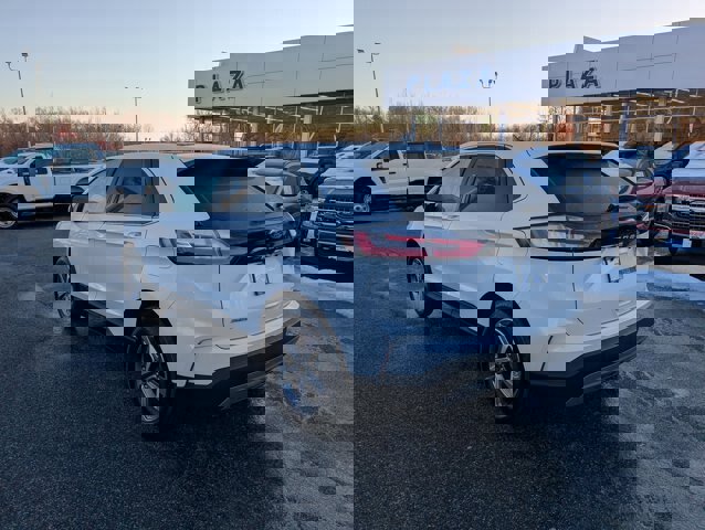 Certified 2023 Ford Edge SEL w/ Convenience Package image 3