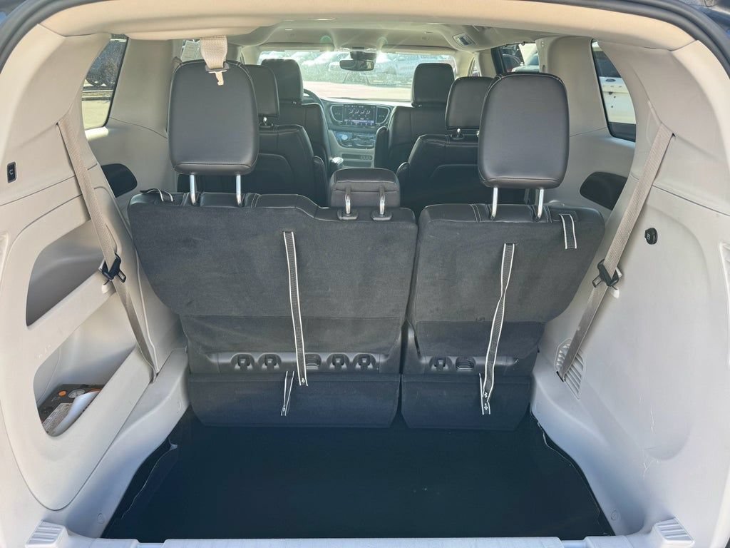 Used 2023 Chrysler Pacifica Touring-L FWD image 8