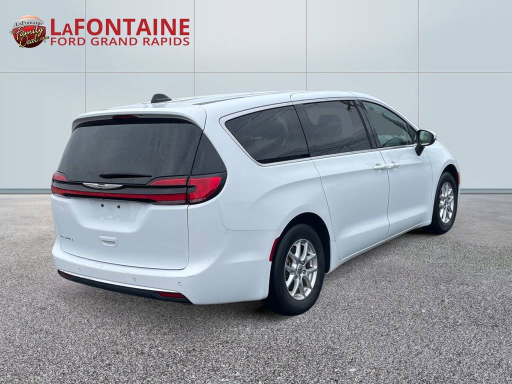 Used 2023 Chrysler Pacifica Touring-L FWD image 7