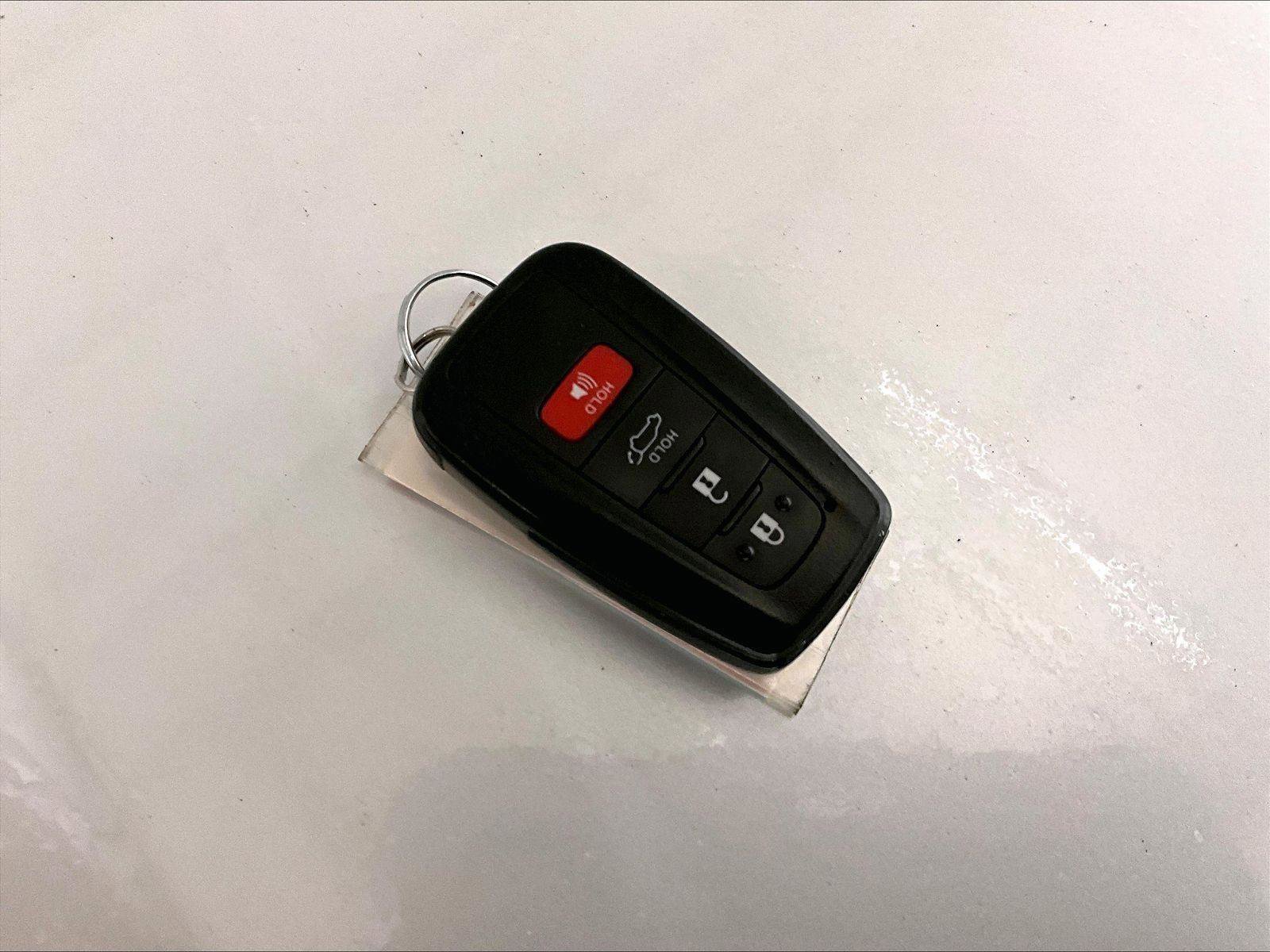 Used 2022 Toyota Highlander XLE AWD/4WD image 9
