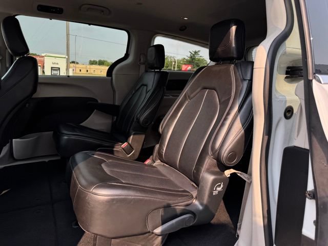 Used 2023 Chrysler Pacifica Touring-L FWD image 7