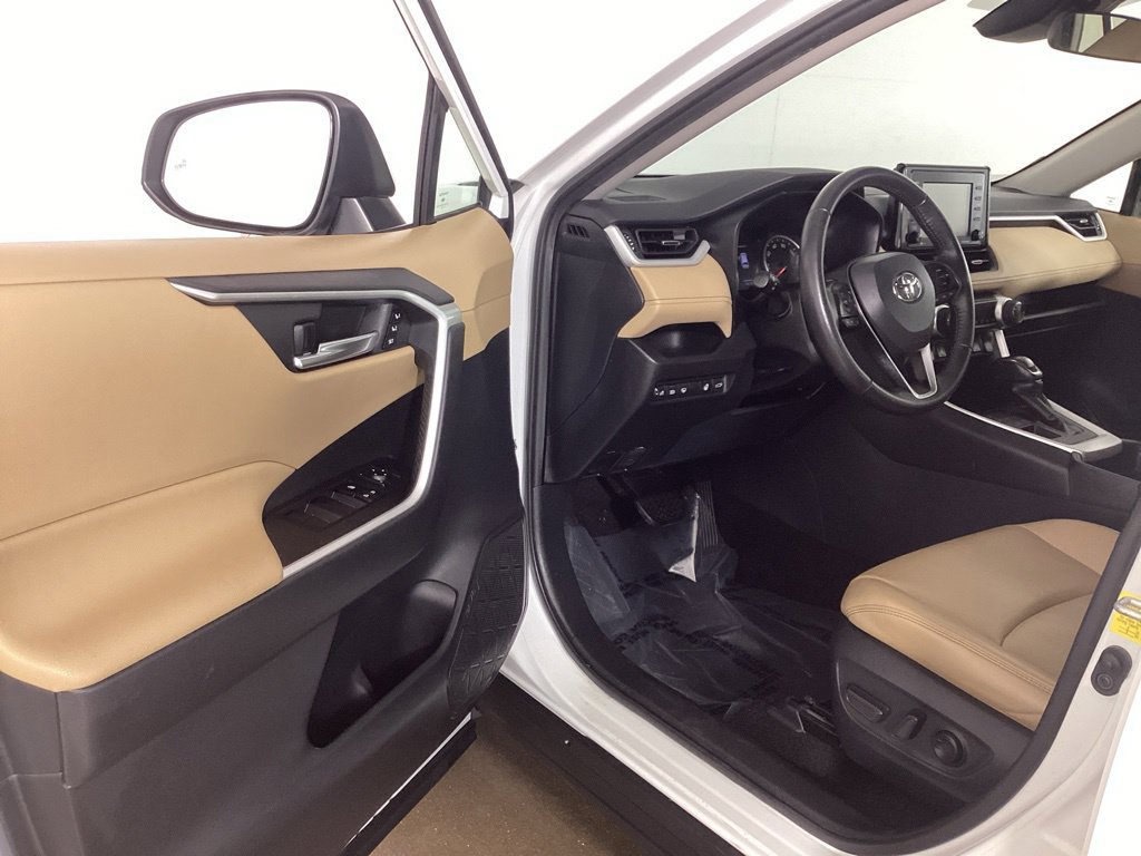 Used 2020 Toyota RAV4 XLE Premium AWD/4WD image 9