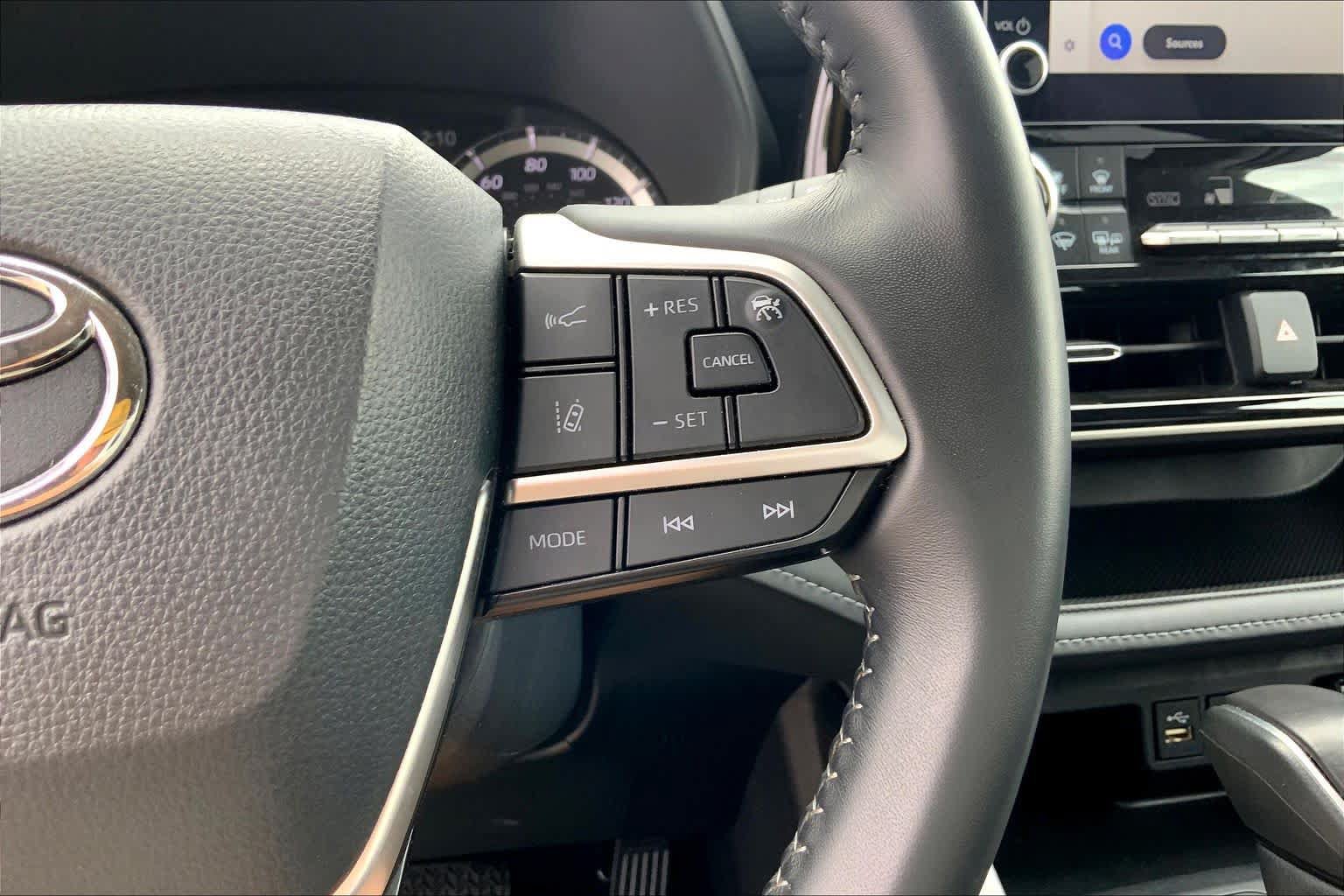 Used 2025 Toyota Highlander LE AWD/4WD image 25
