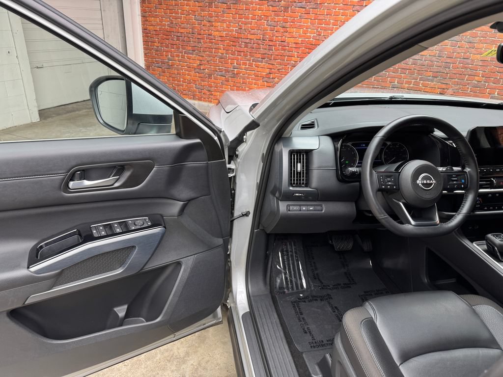 Used 2025 Nissan Pathfinder SL AWD/4WD image 9