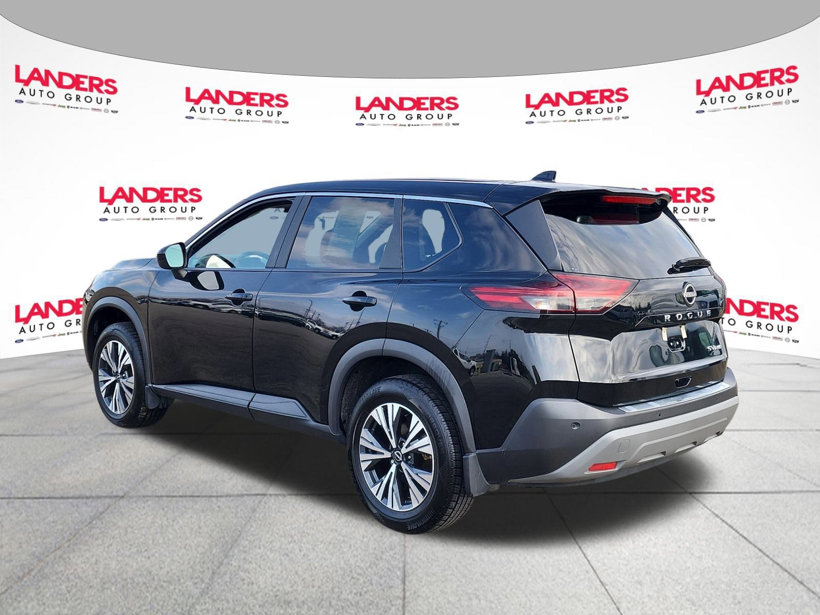 Used 2023 Nissan Rogue SV image 3