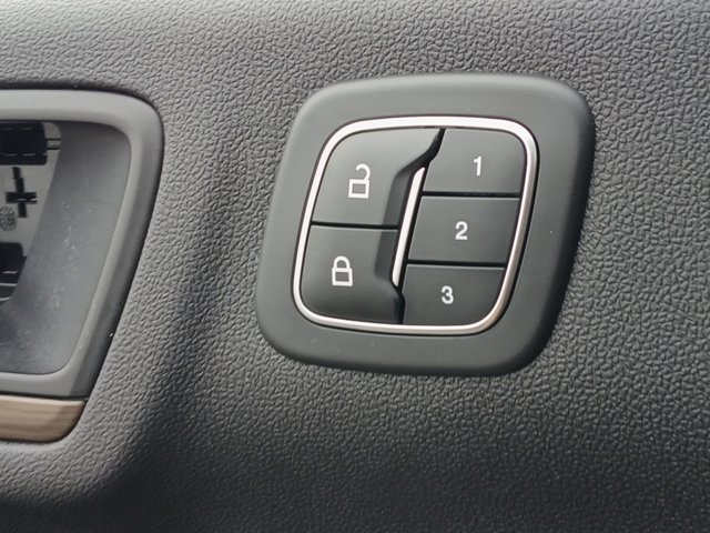 Certified 2020 Ford Escape Titanium AWD/4WD image 17
