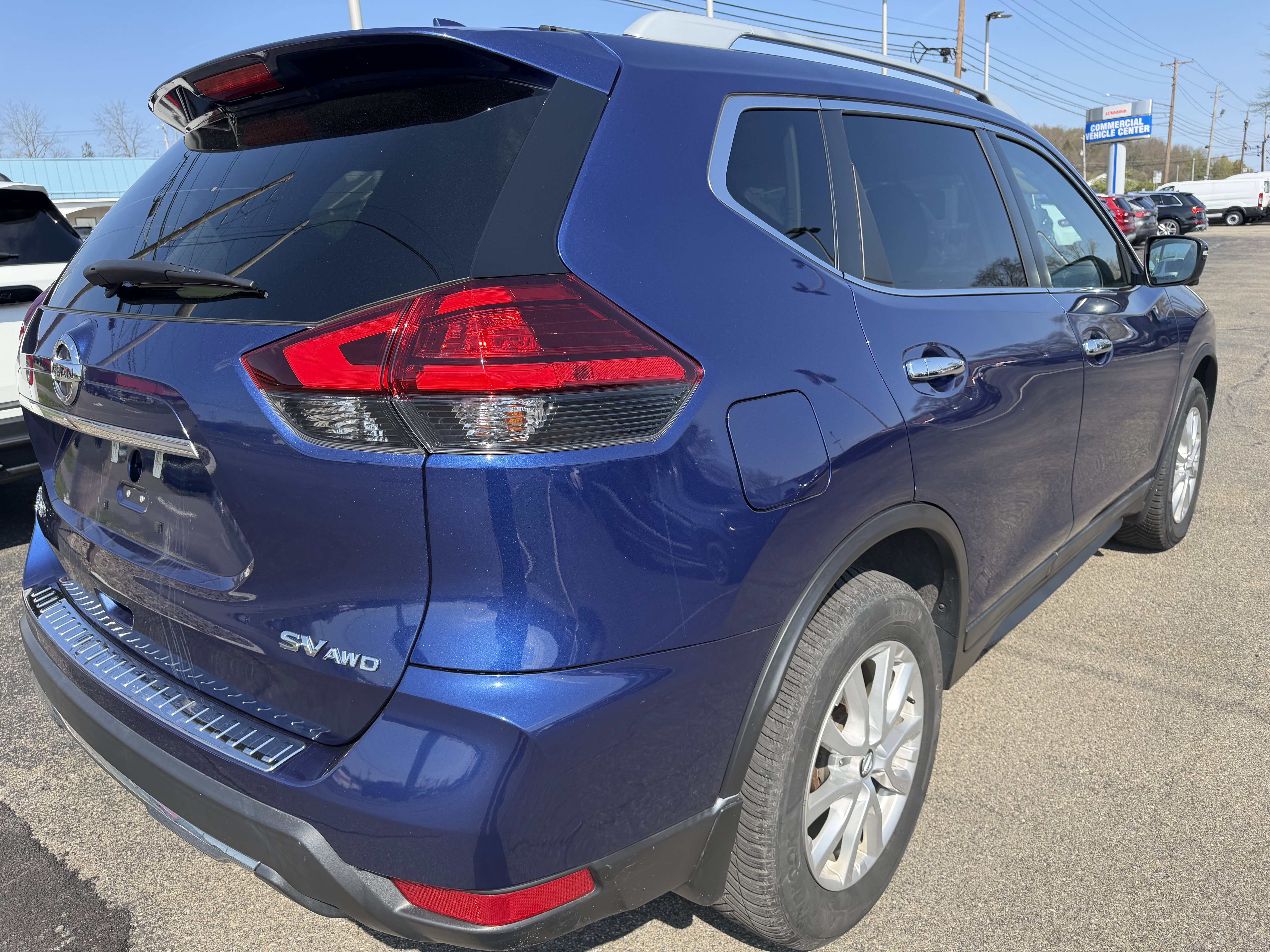 Used 2017 Nissan Rogue SV w/ SV Premium Package AWD/4WD image 2