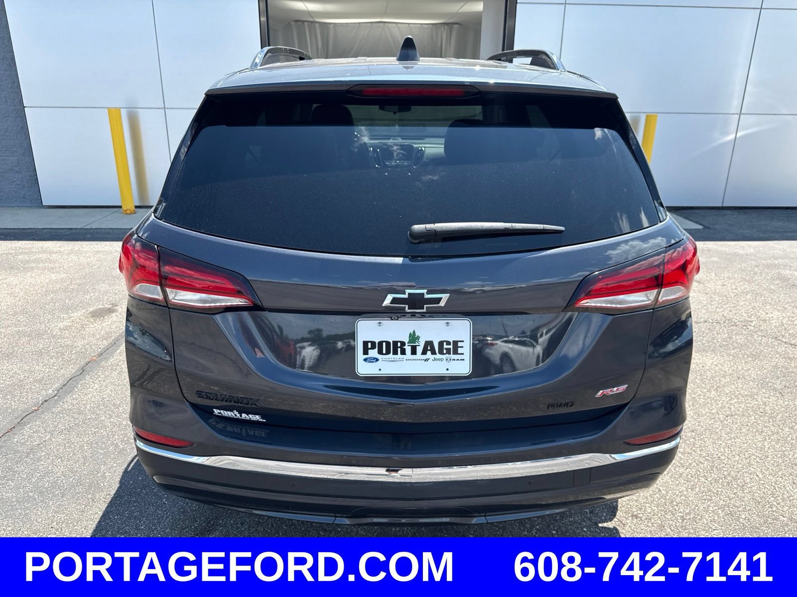 Used 2022 Chevrolet Equinox RS w/ RS Leather Package AWD/4WD image 3