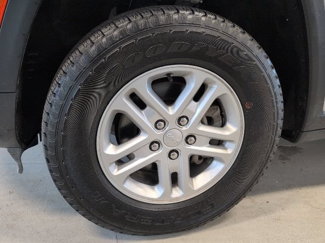 Used 2023 Jeep Grand Cherokee Laredo AWD/4WD image 9
