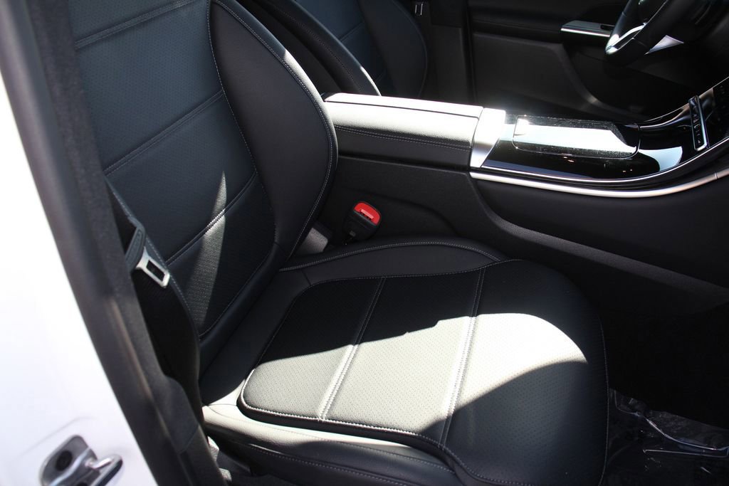 Used 2025 Mercedes-Benz GLC 300 4MATIC image 28