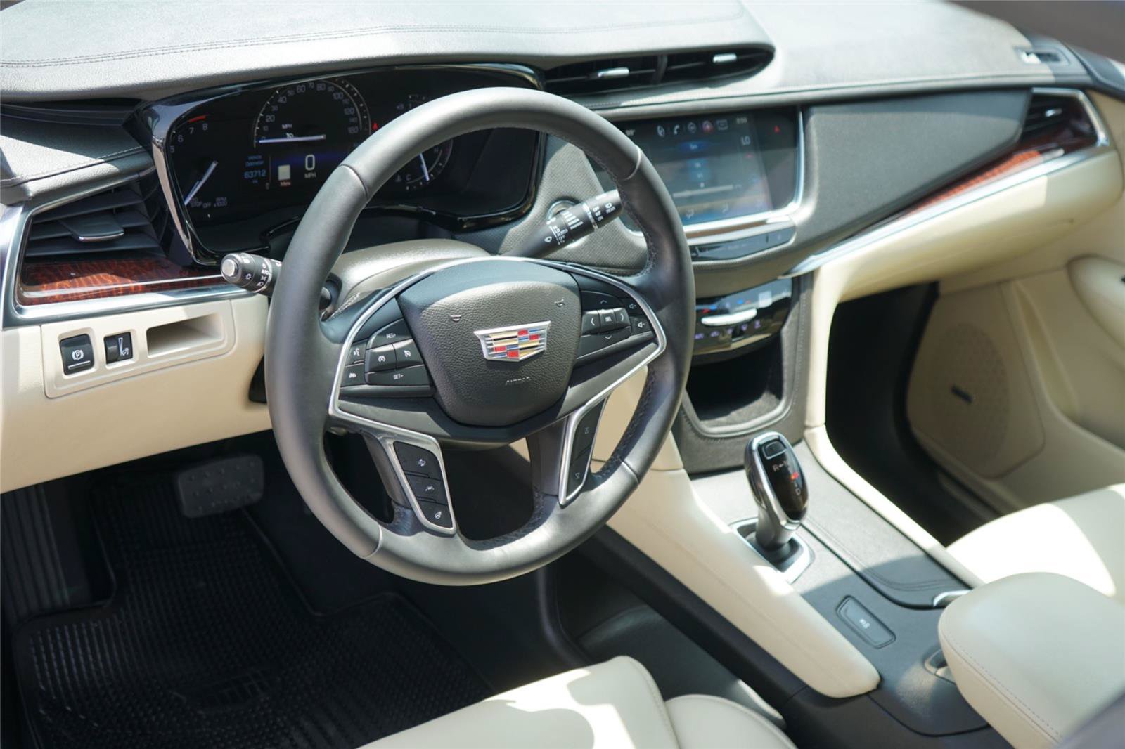Used 2017 Cadillac XT5 Luxury w/ Driver Awareness Package FWD image 9