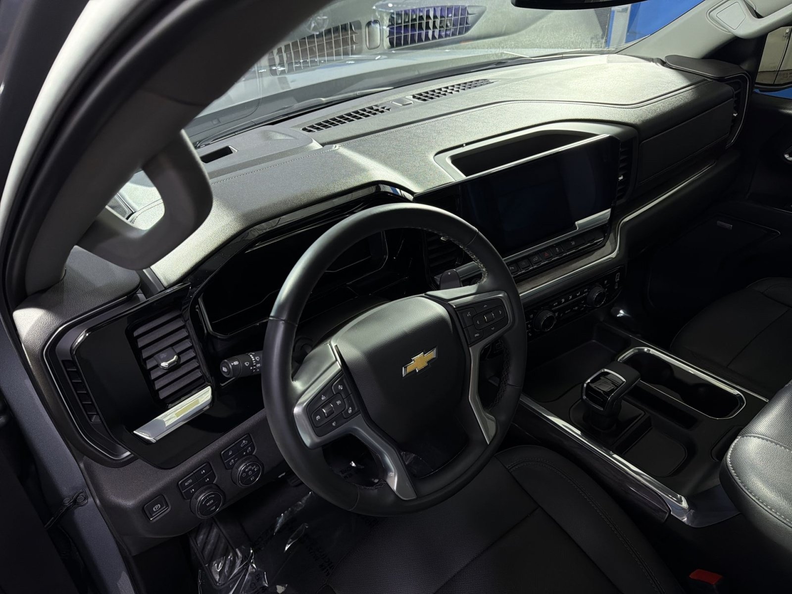 Used 2024 Chevrolet Silverado 1500 LTZ w/ LTZ Convenience Package II AWD/4WD image 18