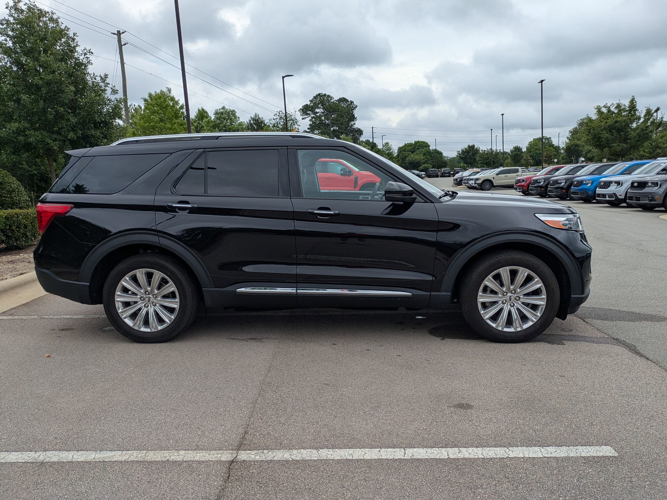 Certified 2023 Ford Explorer Limited w/ Equipment Group 301A AWD/4WD image 3