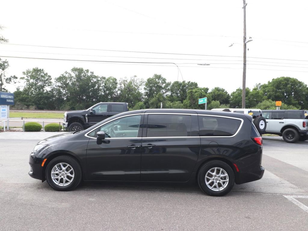 Used 2022 Chrysler Voyager LX FWD image 5