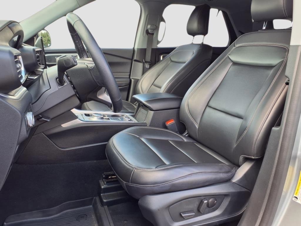 Certified 2022 Ford Explorer XLT w/ Equipment Group 202A image 15