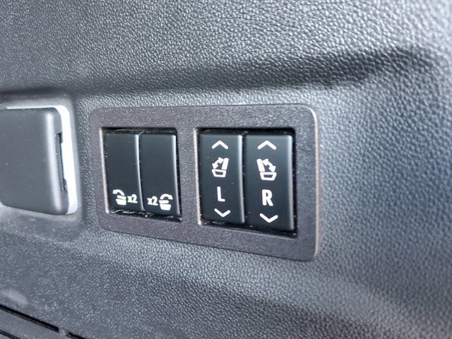 Used 2023 Chevrolet Suburban Premier image 10