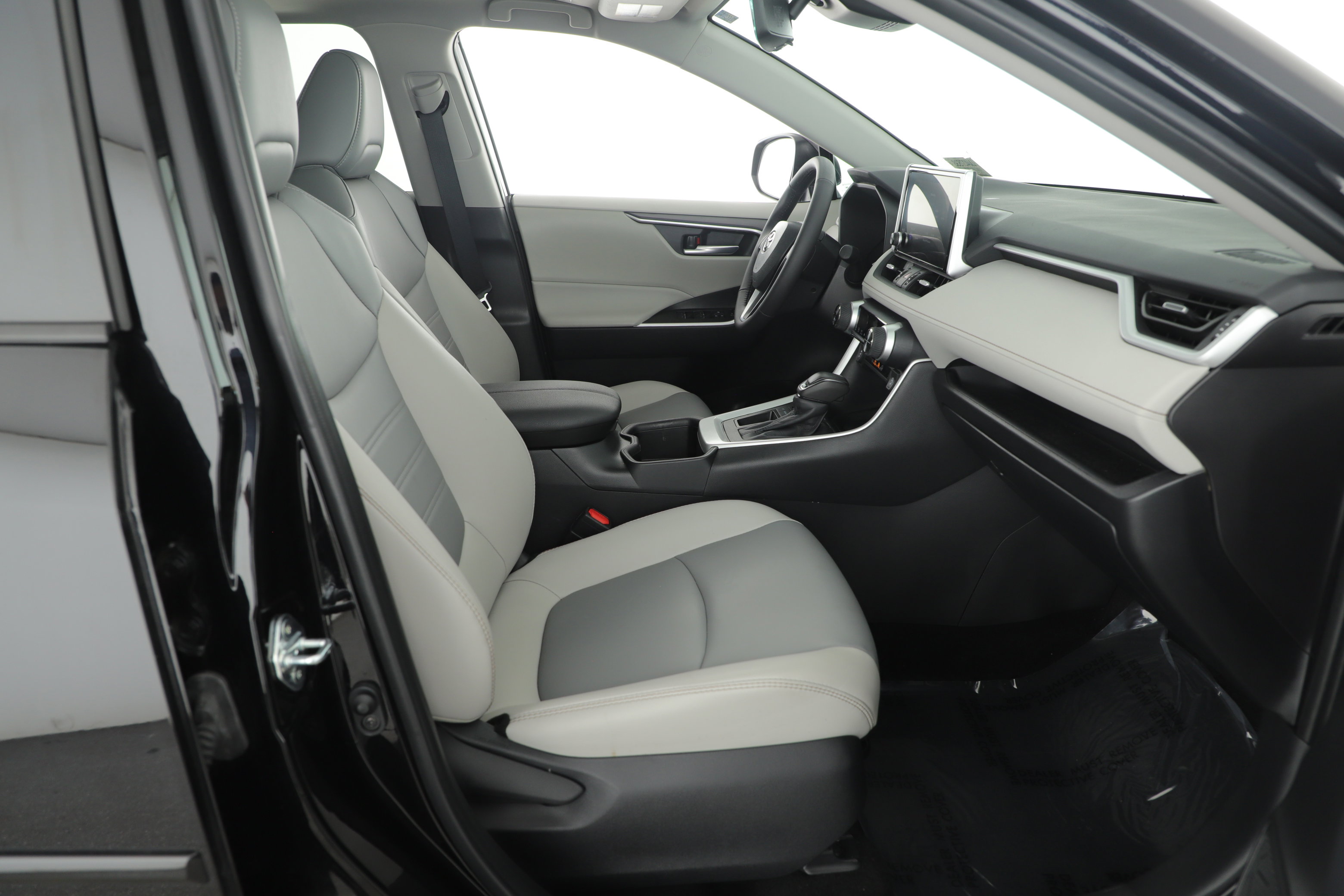 Used 2025 Toyota RAV4 XLE Premium FWD image 21