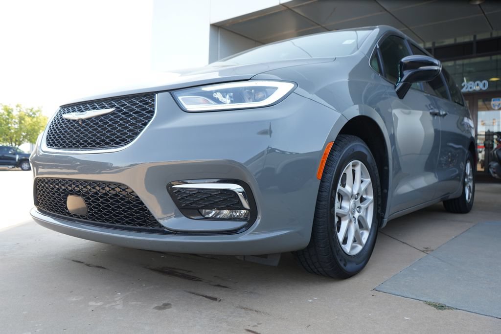 Used 2025 Chrysler Pacifica Select FWD image 4