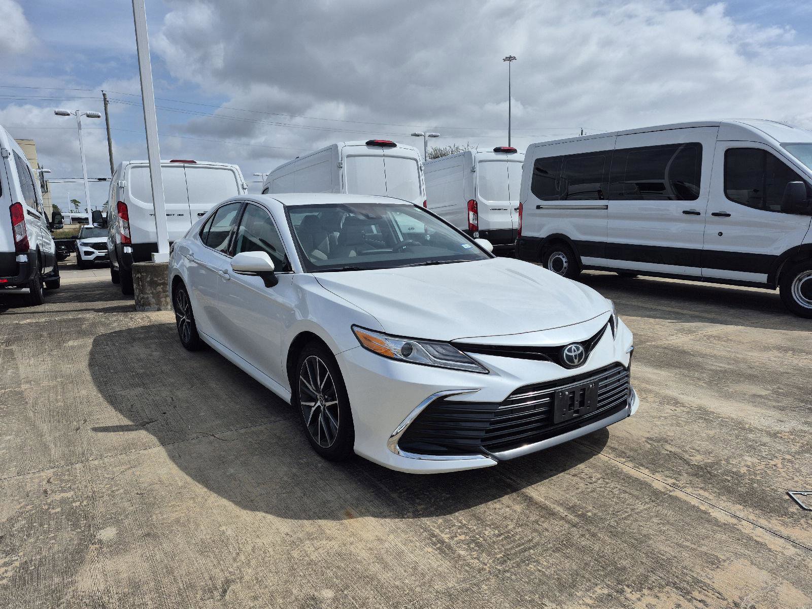Used 2021 Toyota Camry XLE image 4