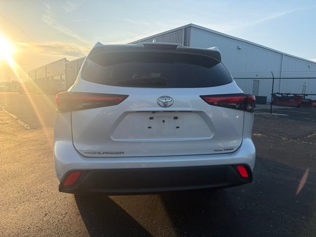 Used 2022 Toyota Highlander XLE AWD/4WD image 4