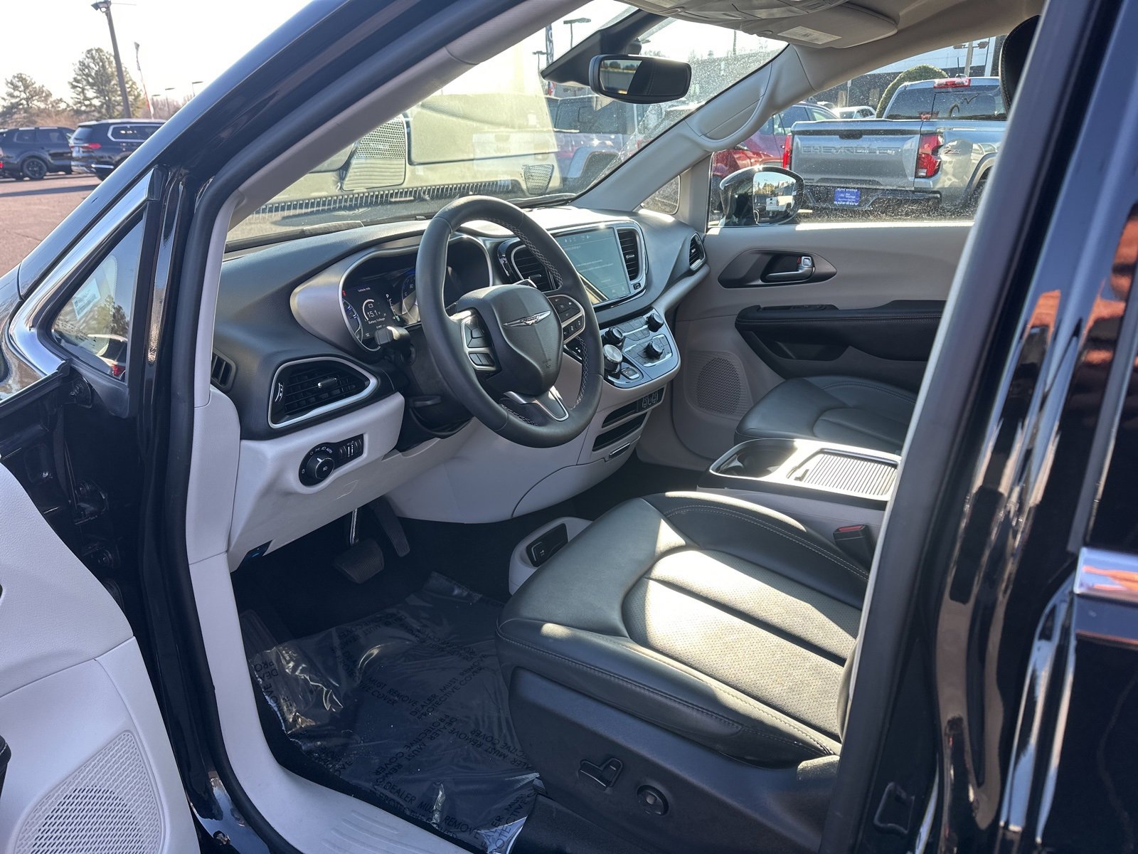 Used 2024 Chrysler Pacifica Touring-L image 9