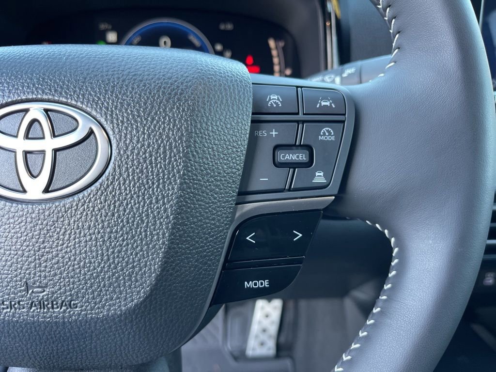 Used 2025 Toyota Camry SE image 18