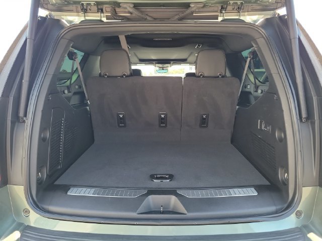 Used 2024 Chevrolet Suburban Premier w/ Premium Package 2 AWD/4WD image 7