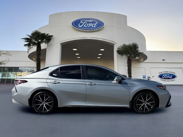 Used 2023 Toyota Camry SE image 2