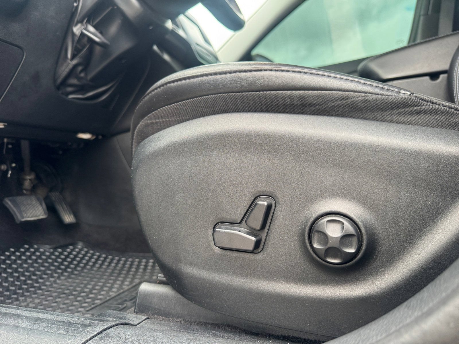 Used 2019 Jeep Cherokee Latitude Plus w/ Cold Weather Group FWD image 19