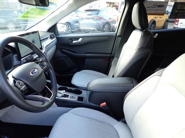 Certified 2025 Ford Escape Platinum w/ Premium Technology Package image 16